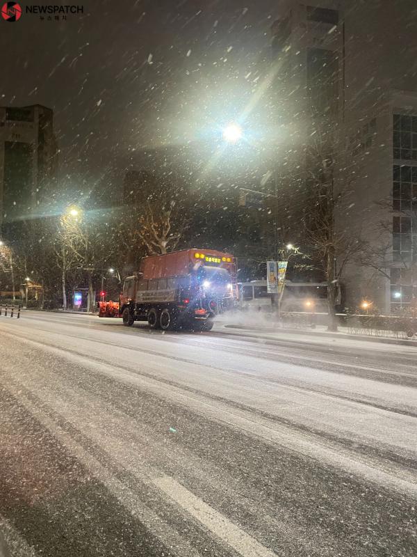 ▲강설에 밤샘 제설 작업/사진제공=성남시
