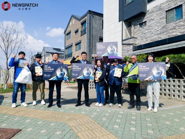 ▲이순신축제 거리 홍보에 나선 아산시 공무원들과 테크노밸리입주기업체협의회/ 사진=아산시