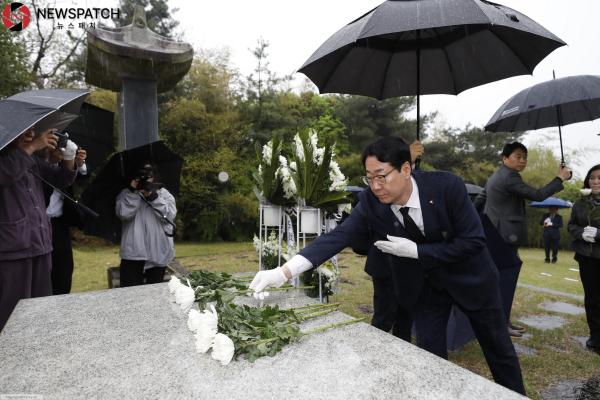 ▲ 정명근 화성특례시장이 제암리 순국묘역에 헌