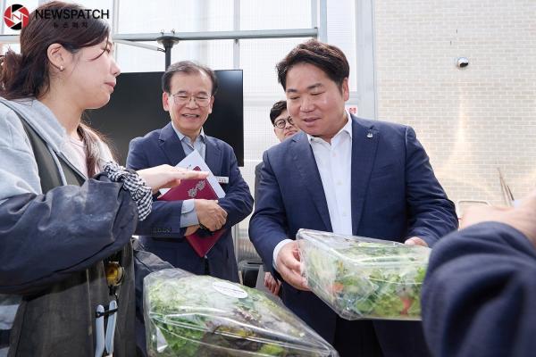 ▲ 오세현 아산시장, 농업기술센터 격려 방문 / 사진=아산시