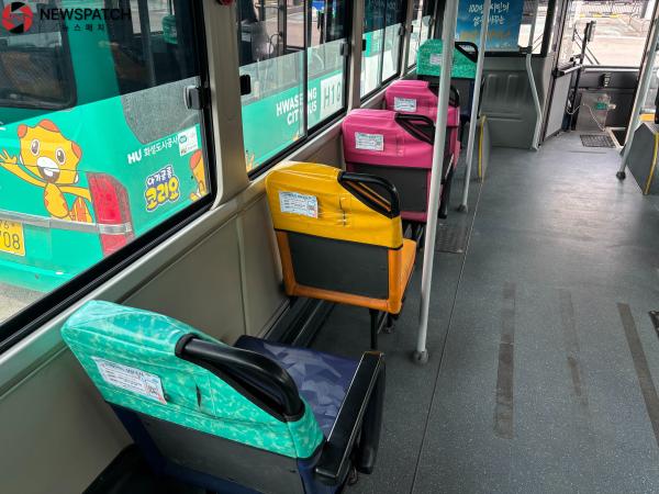 ▲고객만족도 조사를 위해 화성도시공사가 운영하는 화성 희망버스 좌석 뒤에 스티커를 부착하였다.