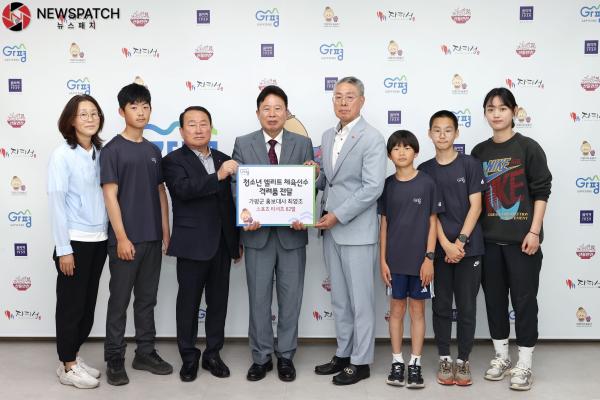 ▲서태원 가평군수(사진 왼쪽 네번째)와 홍보대사 최영조 씨(〃 다섯번째) 등이 28일 가평군청에서 운동용 티셔츠 기증