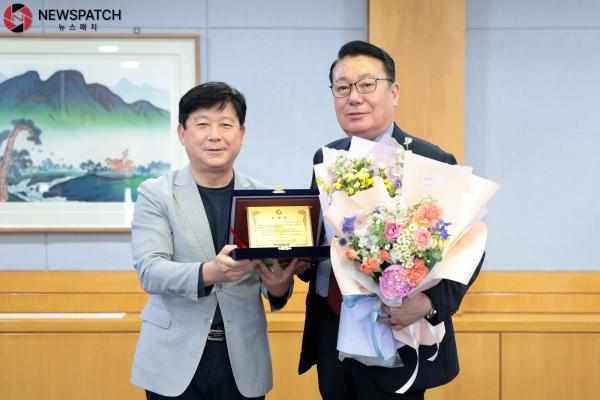 ▲이봉관 위원장 감사패 수여