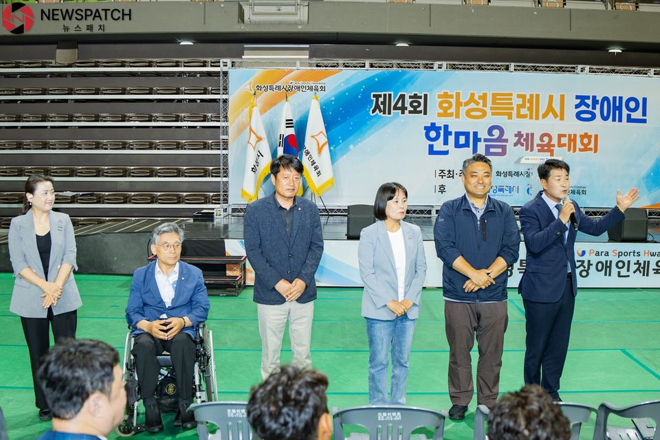 ▲화성특례시의회 의원 참석자 전원 인사 / 사진제공=화성특례시의회