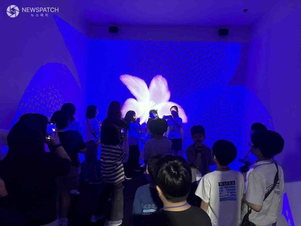 ▲박람회에서 미디어아트 전시를 관람하고있는 관람객 / 사진제공=