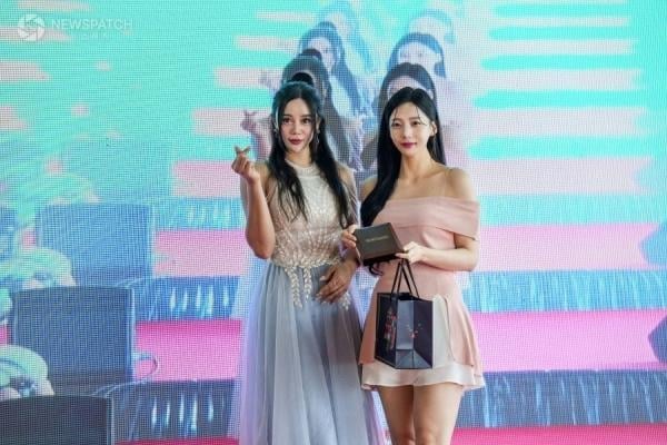 ▲2025 세계인플루언서대상 어워즈 '정여경 모델' / 사진=신재철 기자