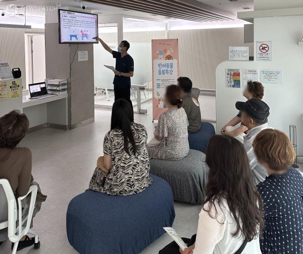 ▲반려동물 돌봄특강을 통한 아토피 반려견 보호자들 / 사진제공=김포시