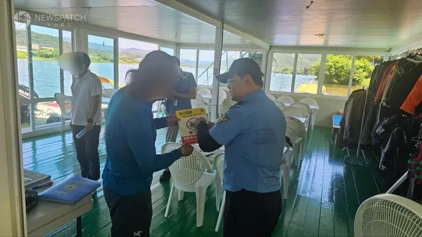 ▲평택해경서 경찰관이 안전수칙을 설명하고 있다 / 사진제공=평택해양경찰서