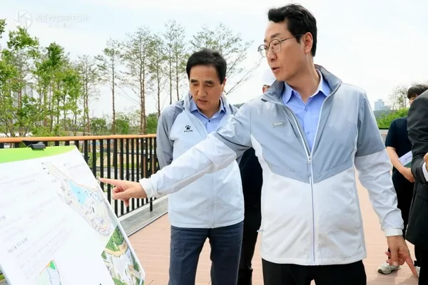 ▲정명근 화성특례시장이 동탄패밀리풀 문화공원 현장을 점검 / 사진제공=화성특례시
