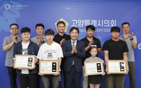 ▲김운남 의장, 태권도대회 우수 유소년 선수 표창 / 사진제공=고양특례시의회 