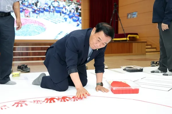 ▲이재식 의장, 광복80주년 기념 대형 소도장 태극기 / 사진제공=수원특례시의회