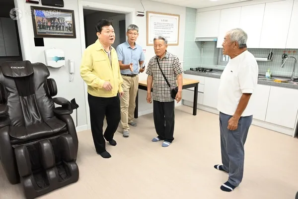 ▲박승삼 시흥시 부시장이 경로당 무더위쉼터 현장 점검 / 사진제공=시흥시