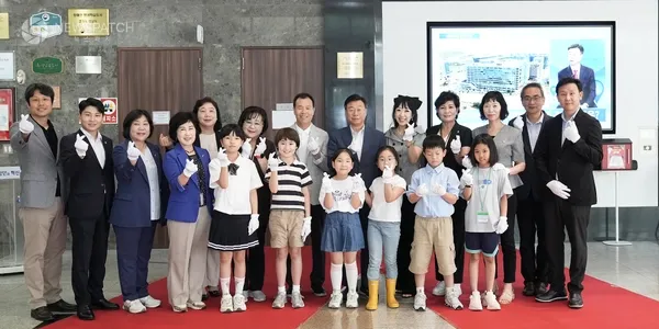 ▲성남시 유니세프 아동친화도시 상위단계인증 현판 제막식 후 기념촬영
