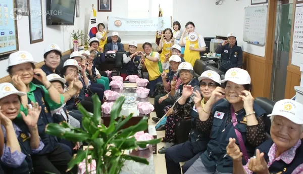 ▲초복을 하루 앞둔 19일 신천지자원봉사단 원주지부가 6‧25 참전유공자 유족회 사무실에서 어르신들에게 삼계탕 나눔 / 사진제공=신천지자원봉사단 원주지부