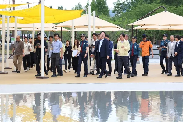 ▲정명근 화성특례시장, 동탄패밀리풀 현장점검 / 사진제공=화성특례시