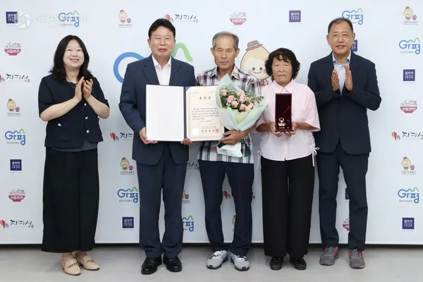 ▲6·25 전쟁 무공수훈자 훈장 유가족에 전달 / 사진제공=가평군