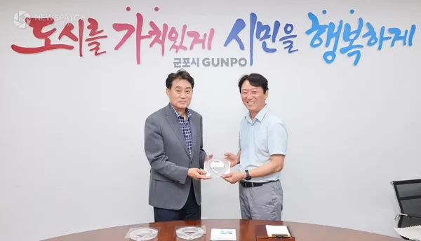 ▲공무직에냉감목도리전달 / 사잔제공=군포시