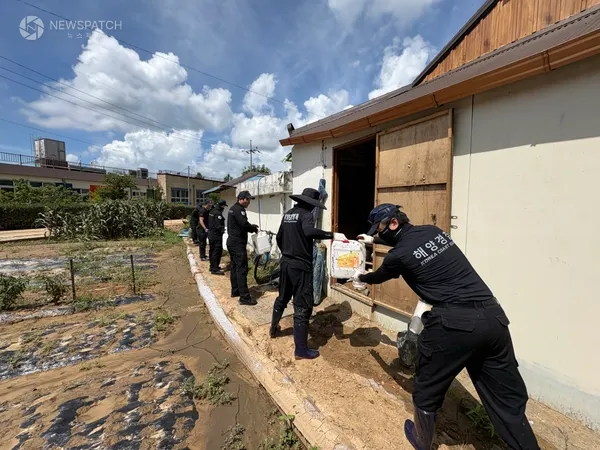 ▲평택해경 직원들이 집중호우로 피해를 입은 집에 방문해 일손을 보태고 있다 / 사진제공=평택해경