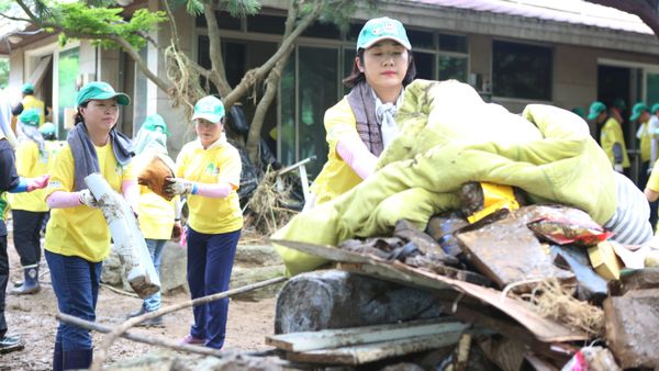 ▲22일 가평군 조종면 대보리 일대에서 수해복구 봉사 / 사진제공=