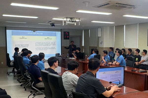 ▲평택해양경찰서 경찰관 대상 국민권익위 청렴연수원 하종삼 강사의 반부패 청렴 교육 / 사진제공=평택해경