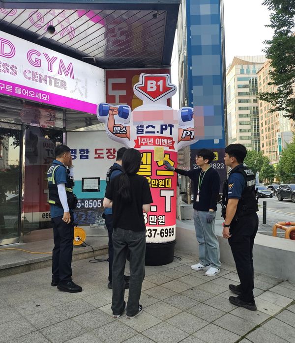 ▲불법광고물 근절 야간 합동단속 실시 / 사진제공=수원시 팔달구