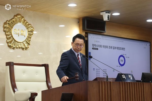 ▲제257회 임시회 제2차 본회의에서 타봉하는 강정구의장 / 사진제공=평택시의회