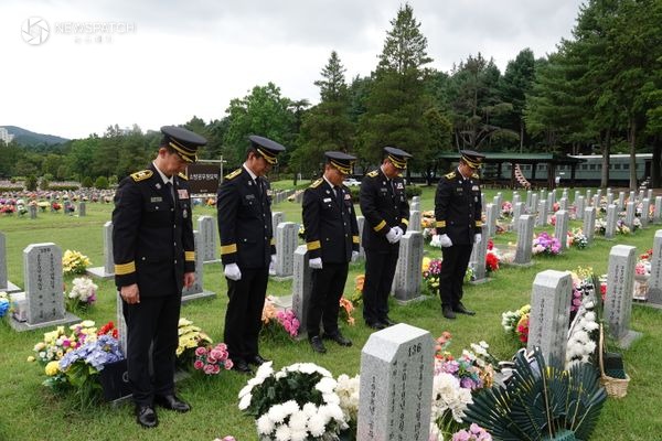 ▲소방행정팀장, 청문인권팀장, 소방행정과장, 구급팀장, 소방민원팀장 / 사진제공=안성소방서