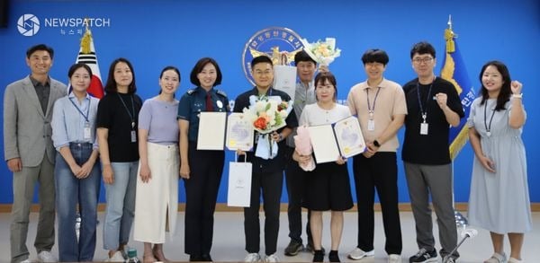 ▲화성동탄서장 강은미, 실종경보 제보 시민들 감사장 수여 / 사진제공=화성동탄경찰서