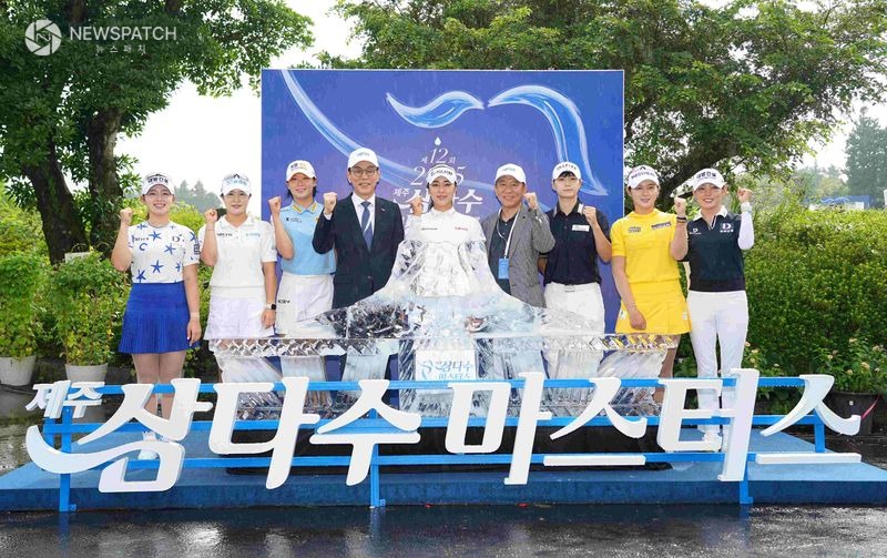 ▲제주개발공사 백경훈 사장과 참가 선수들이 합수식을 진행하고 있다(왼쪽부터 네 번째 제주개발공사 백경훈 사장)