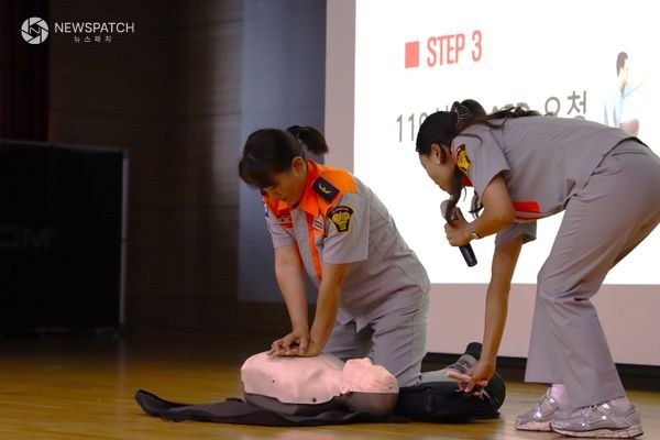 ▲심폐소생술 종목을 시연하는 동탄여성대 황명숙 , 나유진 대원 / 사진제공=화성소방서