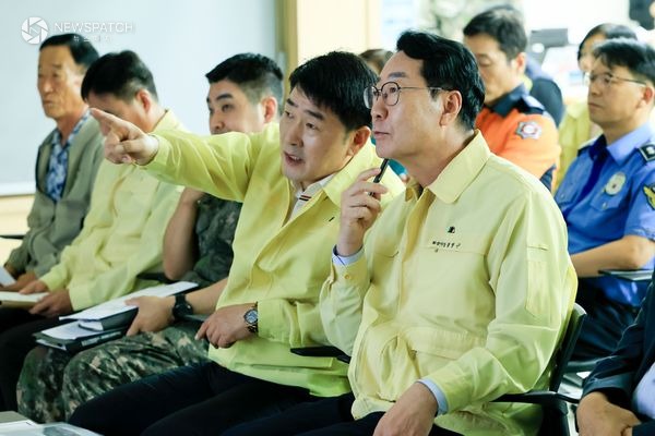 ▲정명근 화성특례시장과 배정수 화성특례시의회 의장이 전시종합상황실의 상황보고