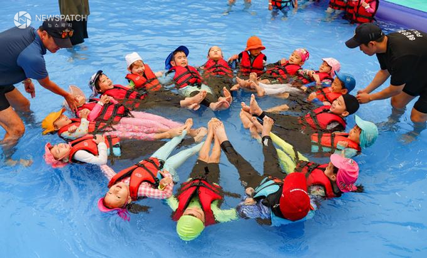 ▲초등학생 대상 생존수영 교육 /