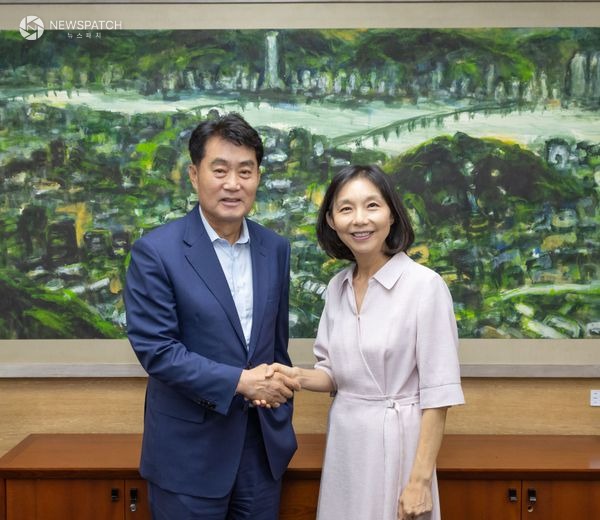 ▲하은호 군포시장과 최호정 서울시의장 / 사진제공=군포시