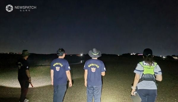 ▲경찰관이 지난 대조기에 해양재난구조대와 연안사고 대비 순찰 / 사진제공=평택해경