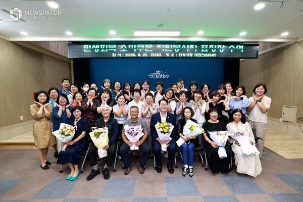 ▲정명근 화성특례시장(사진 첫째줄 중앙)이 21일 민생회복 소비쿠폰 자원봉사자에 표창 / 사진제공=화성특례시