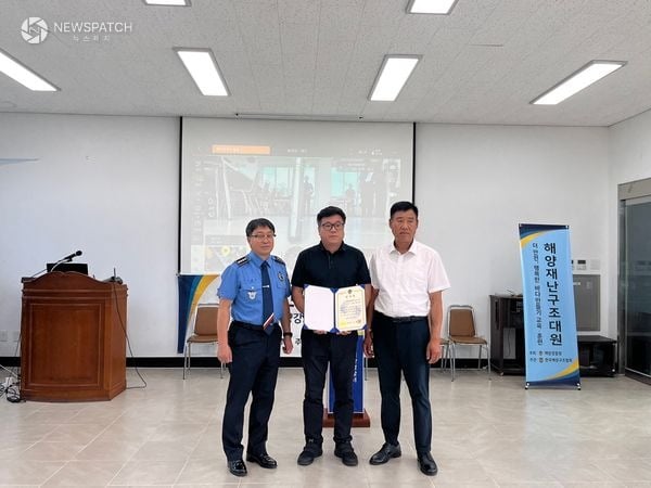 ▲우채명 평택해양경찰서장, 충남북부평택해양재난구조대 심수빈 대원, 최태선 대장 / 사진제공=평택해경