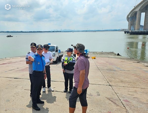 ▲우채명 서장이 서부두 물량장에서 관계자들과 태풍내습에 대비하여 협의중 / 사진제공=평택해경