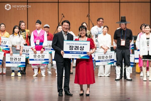 ▲의왕시 장려상 수상_좌 김성중 경기도 행정1부지사 우 채상임 우쿠올라팀 대표 / 사진제공=의왕시