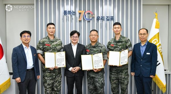 ▲김병수 시장 2025년 봄철 및 농번기 기간 지역 농가 대민지원 해병대 제2사단 유공자 3명 표창을 수여
