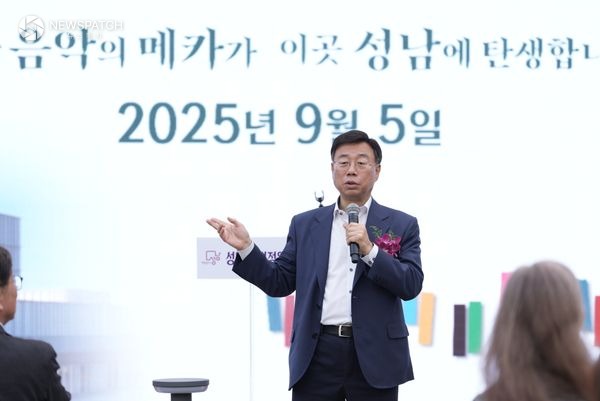 ▲신상진 성남시장, 성남물빛정원 뮤직홀 개관식 기념사 / 사진제공=성남시