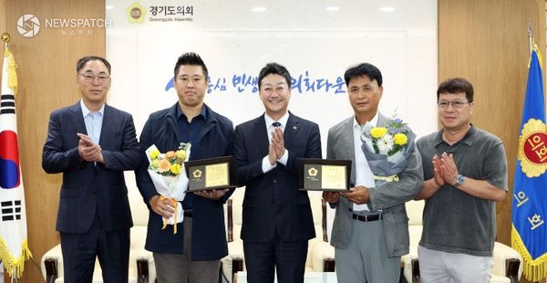 ▲김진경 의장, 시흥 공동체 리더인 이화수, 신철균 회장에 지역발전 유공 표창