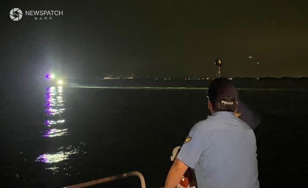 ▲우채명 서장이 연안구조정에 탑승하여 수색,구조 훈련을 참관 / 사진제공=평택해경