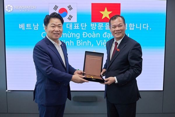 ▲베트남 닌빈성 대표단과 상호결연 협력 강화 논의 / 사진제공=아산시