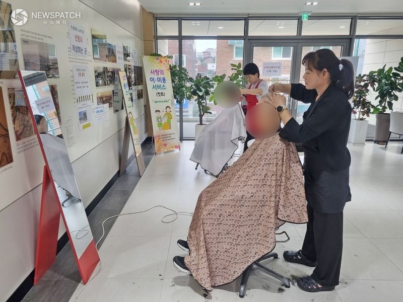 ▲ 어르신 미용봉사 / 사진제공=수원특례시 팔달구