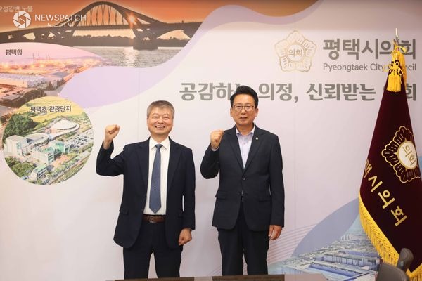 ▲ 평택시의회 강정구 의장과 평택세무서장 / 사진제공=평택시의회