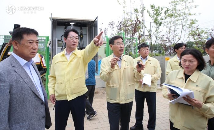 ▲2022년 8월 정명근 화성특례시장이 침수지역 점검을 하고 있다 / 사진제공=