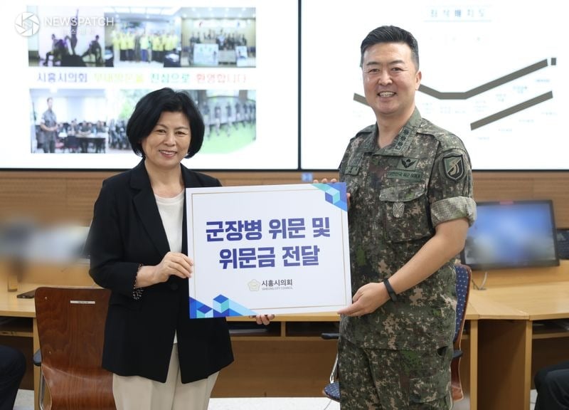 ▲김찬심 부의장과 제167보병여단장 / 사진제공=시흥시의회