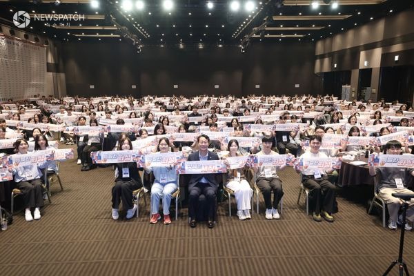 ▲ 정명근 화성특례시장과 화성특례시 신규 공직자들 / 사진제공=화성특례시