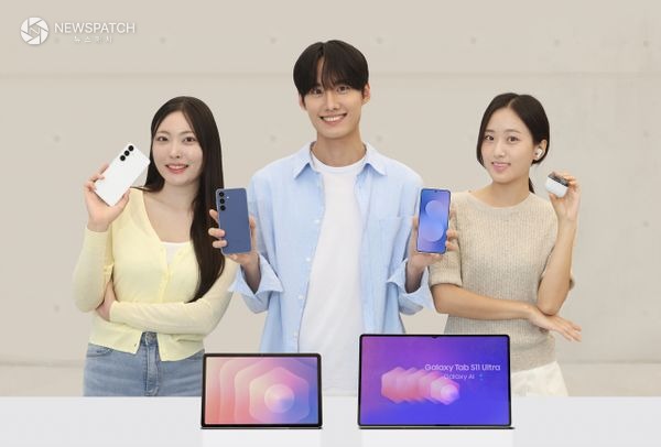 ▲삼성전자 모델이 19일 국내 출시하는 ‘갤럭시 S25 FE’, ‘갤럭시 탭 S11 시리즈’, ‘갤럭시 버즈3 FE’를 소개하고 있다