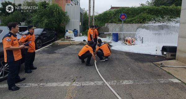 ▲카프 펌프차로 친환경 폼 방수 진행 / 사진제공=화선소방서